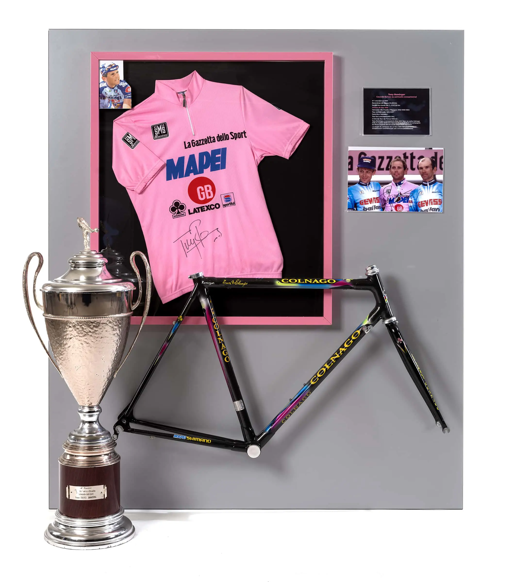 Maillot rose Mapei Colnago sous verre
